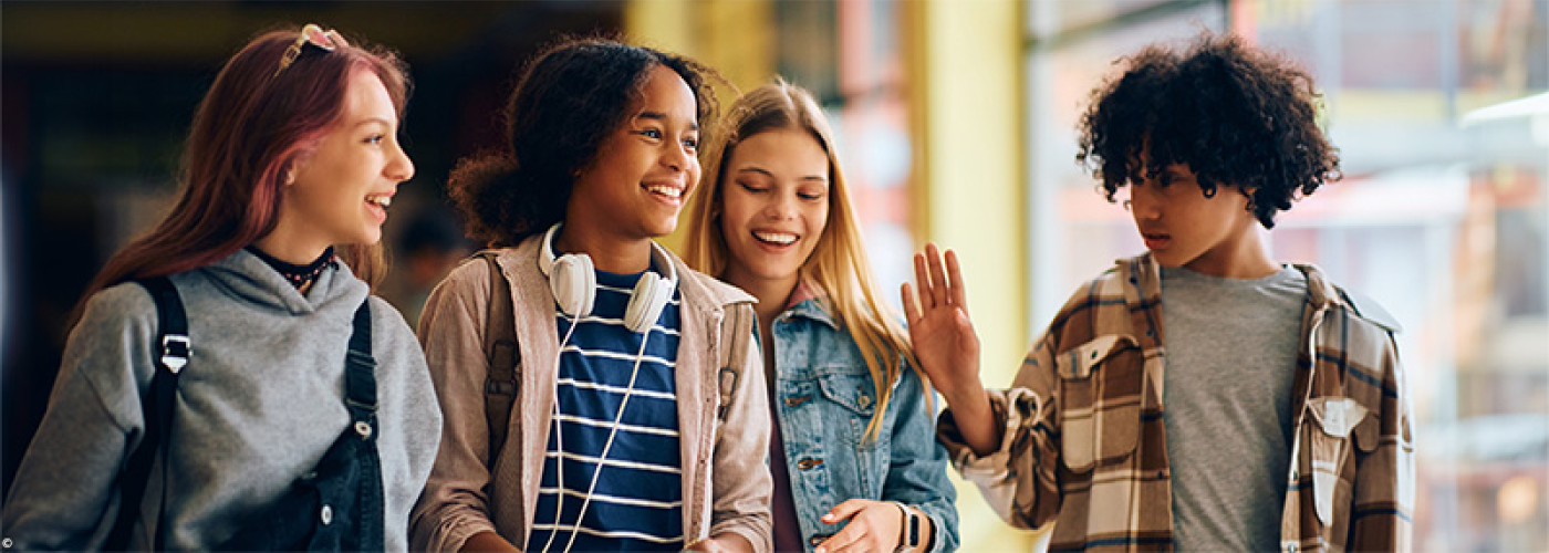Foto: Gruppe von Tweens laufen einen Korridor hinunter.