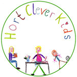 Logo: Kinderzeichnung mit spielenden und lernenden Kindern