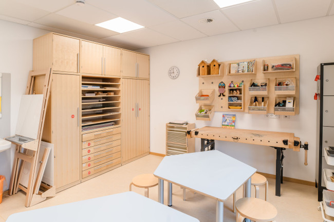 Foto: Mitwitz: Kreativzimmer mit Holzstation und Regal mit Bastelmaterial