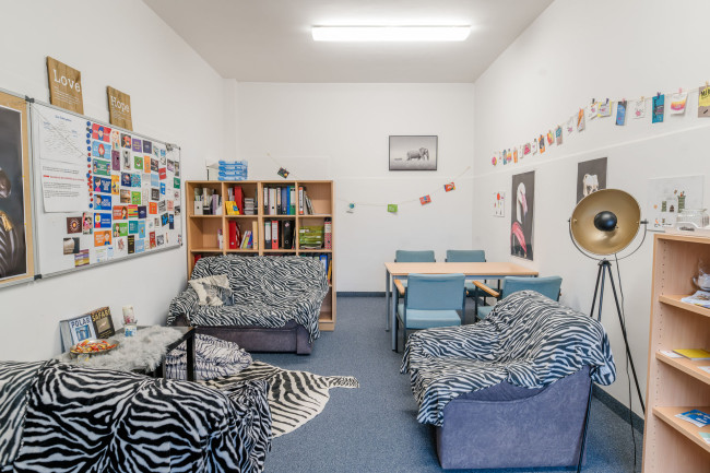 Foto: JaS Mittelschule Redwitz: JaS-Raum mit Sofas, Regalen und Tisch