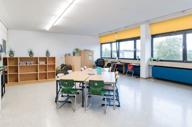 Foto: OGS Redwitz: Gruppenraum mit Tisch und Spielen