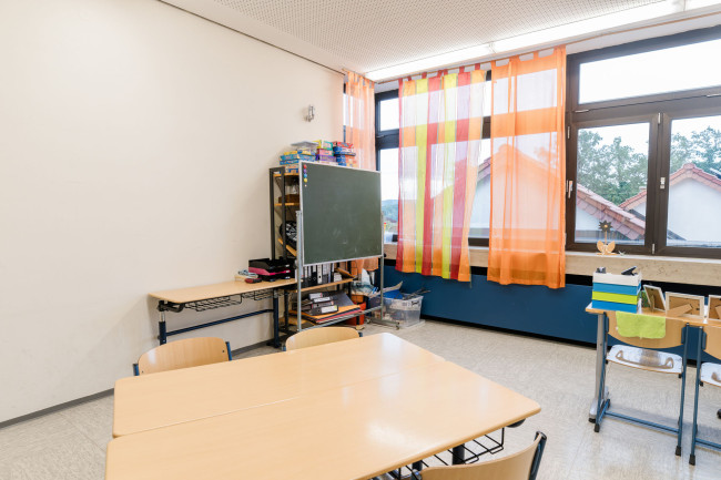 Foto: OGS Redwitz: Hausaufgabenraum mit Bücherregal und Tischen