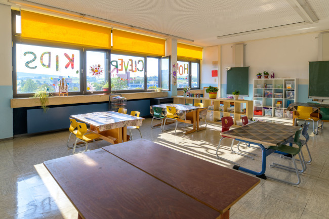 Foto: Redwitz: Kreativ- und Hausaufgabenraum mit Tisch und Regalen mit Spielen