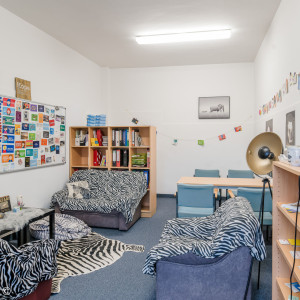 Foto: Mittelschule Redwitz: Raum mit Sitzecke und Regal