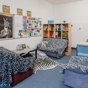 Foto: JaS Mittelschule Redwitz: JaS-Raum mit Sofas, Regalen und Tisch