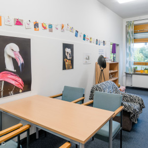 Foto: JaS Mittelschule Redwitz: JaS-Raum mit Sofas, Regalen und Tisch
