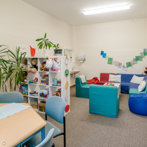 Foto: Grundschule Redwitz: Raum mit Tisch, Regal und Sitzecke