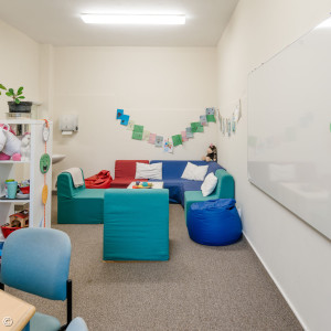 Foto: JaS Redwitz Grundschule: JaS-Raum mit Sofas, Tisch und Regalen mit Spielen.
