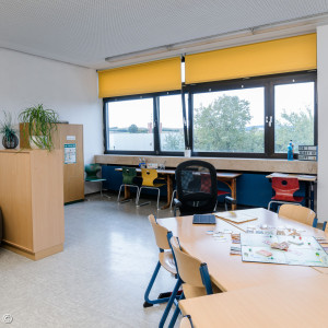 OGS Redwitz: Gruppenraum mit Tischen und Bastelecke