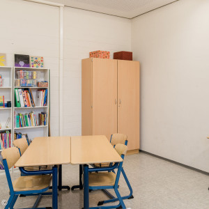 OGS Redwitz: Hausaufgabenraum mit Bücherregal und Tischen