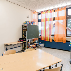 Foto: OGS Redwitz: Hausaufgabenraum mit Bücherregal und Tischen