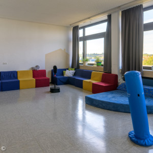 Foto: Redwitz: Raum mit Punchingball, Matten und Sofas